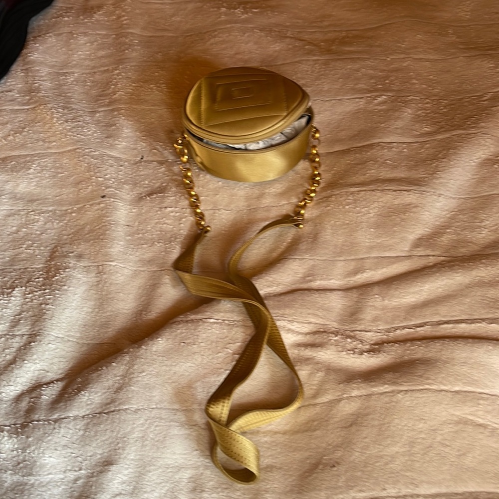 Vintage gold round shoulder strap purse